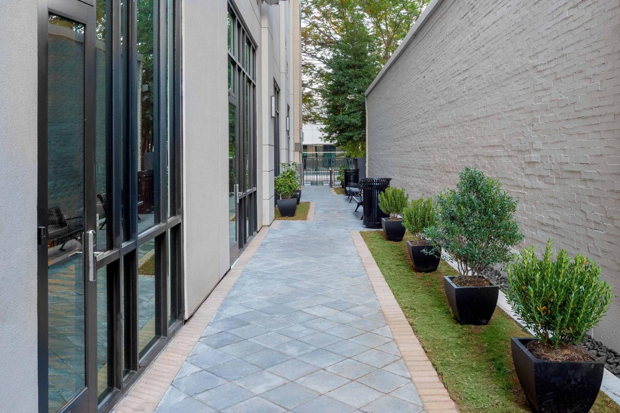 Courtyard By Marriott Atlanta Midtown Hotel Exterior photo